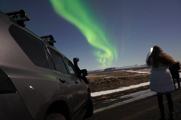 Northern Lights In luxury off-road SUV with Photos and Treats